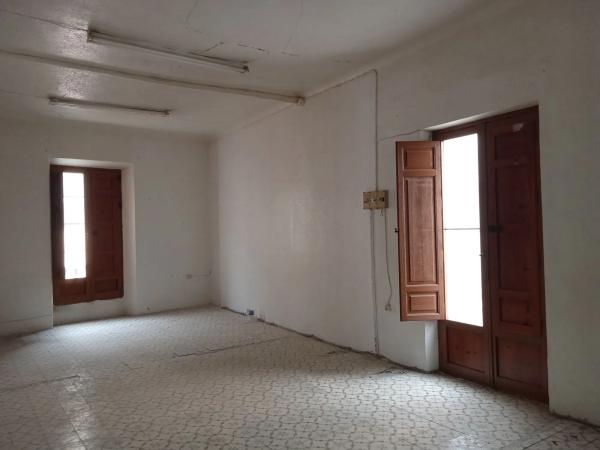 Edificio de uso mixto en calle Mare de Déu de l'Orito