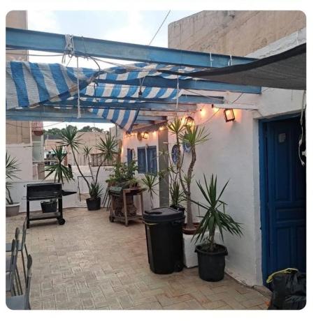 Edificio de uso mixto en calle València, 65