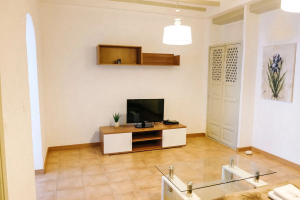 Edificio de uso mixto en paseo Costera Pont del Montcau, 6