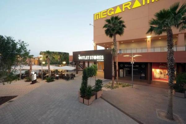 Edificio de uso mixto en calle Cottolengo