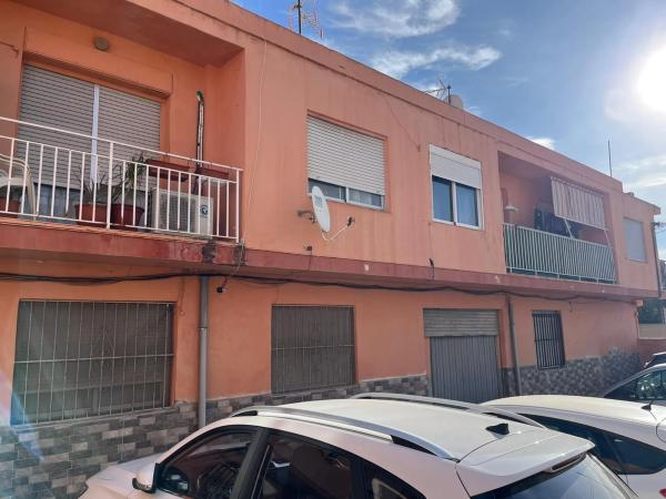 Edificio de uso mixto en calle de Gata de Gorgos