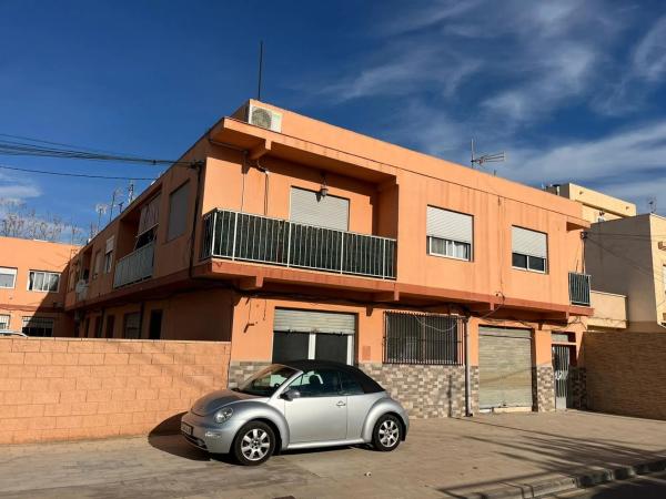 Edificio de uso mixto en calle de Gata de Gorgos