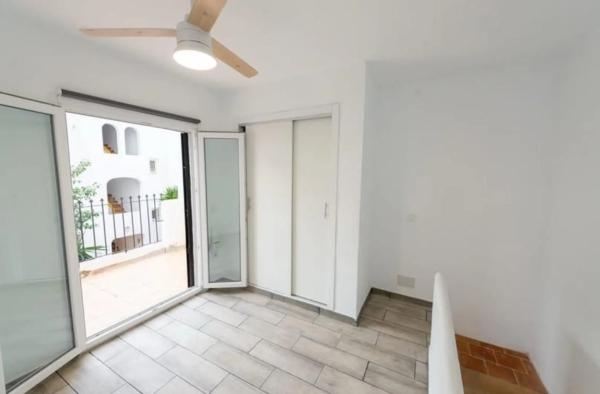 Edificio de uso mixto en calle Mirador