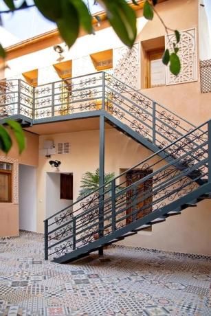 Edificio de uso mixto en calle Bono Guarner s/n