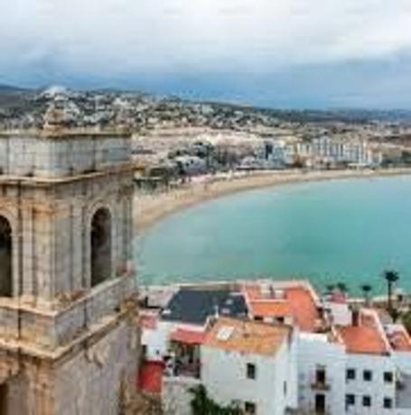 Edificio de uso mixto en calle Bono Guarner s/n