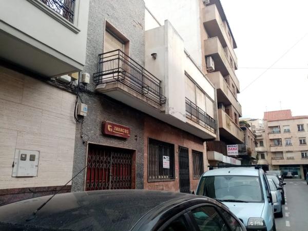 Edificio de uso mixto en calle Antonio Sequeros, 8