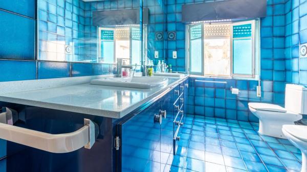 Edificio residencial en calle de la Bretxa Oberta a la Muralla per les Tropes de Felip V, 7