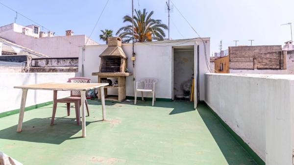 Edificio residencial en calle de la Bretxa Oberta a la Muralla per les Tropes de Felip V, 7