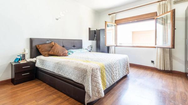 Edificio residencial en calle de la Bretxa Oberta a la Muralla per les Tropes de Felip V, 7