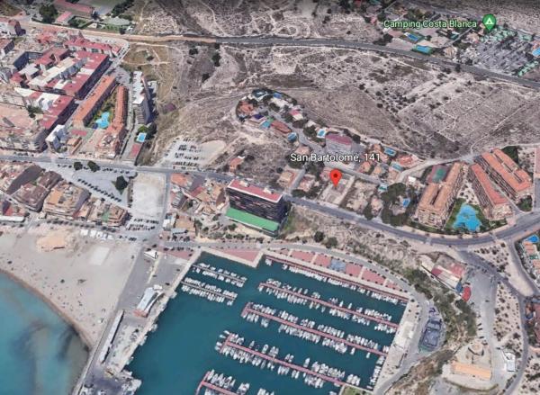 Edificio de uso mixto en calle Sant Bartomeu, 141