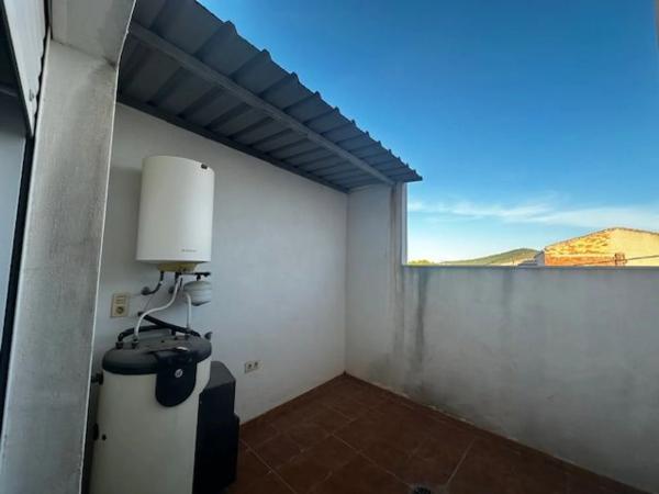 Edificio de uso mixto en calle castell