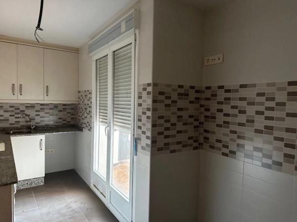 Edificio de uso mixto en calle castell