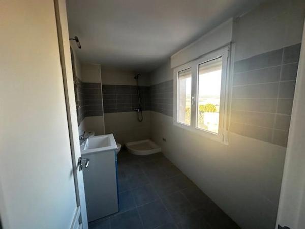 Edificio de uso mixto en calle castell