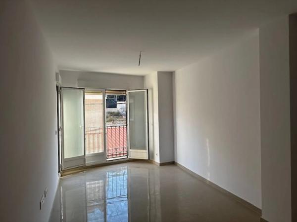 Edificio de uso mixto en calle castell