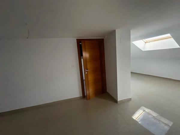 Edificio de uso mixto en calle castell