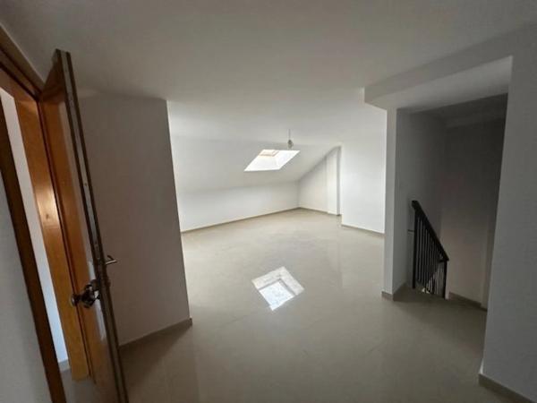 Edificio de uso mixto en calle castell