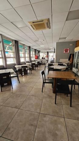 Edificio de uso mixto en avenida Dama d'Elx, 12