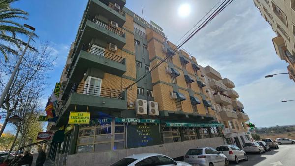 Edificio de uso mixto en avenida Dama d'Elx, 12