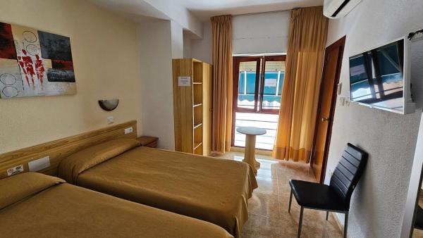 Edificio de uso mixto en avenida Dama d'Elx, 12