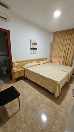 Edificio de uso mixto en avenida Dama d'Elx, 12