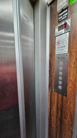 Edificio de uso mixto en avenida Dama d'Elx, 12