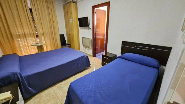 Edificio de uso mixto en avenida Dama d'Elx, 12