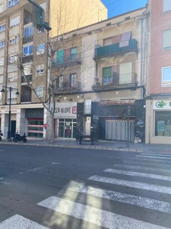 Edificio de uso mixto en Oliver, 13