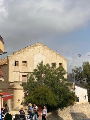 Edificio de uso mixto en calle Evarist Manero Molla, 1