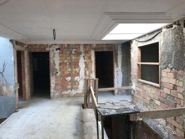 Edificio de uso mixto en calle Verge del Remei, 5