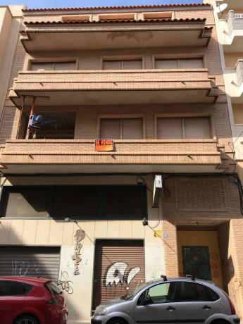Edificio de uso mixto en calle Verge del Remei, 5
