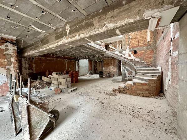 Edificio de uso mixto en calle Verge del Remei, 5