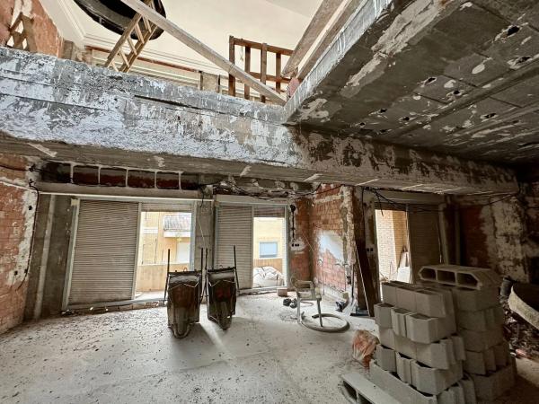 Edificio de uso mixto en calle Verge del Remei, 5