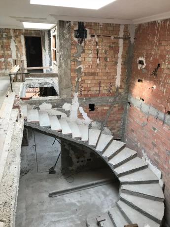 Edificio de uso mixto en calle Verge del Remei, 5