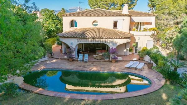 Casa independiente en calle Rumanía