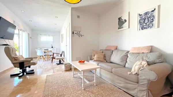 Chalet pareado en calle Afrodites, 2