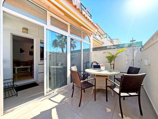 Chalet pareado en calle Afrodites, 2