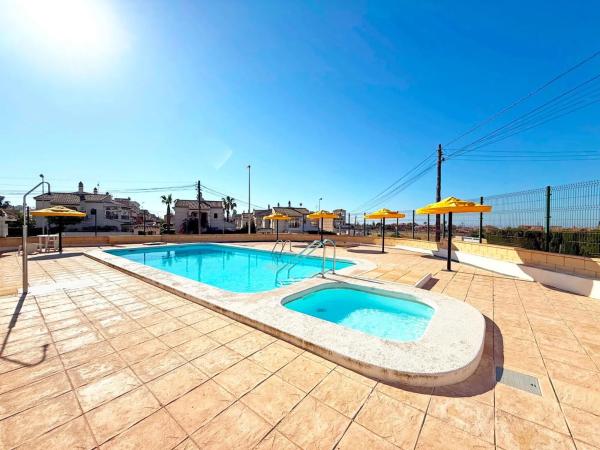 Chalet pareado en calle Afrodites, 2