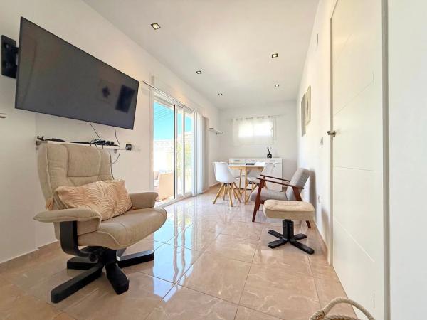 Chalet pareado en calle Afrodites, 2