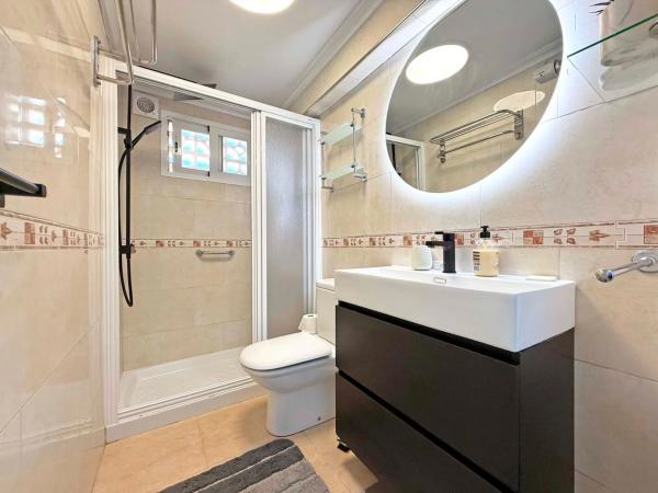 Chalet pareado en calle Afrodites, 2