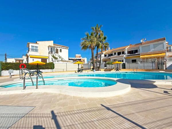 Chalet pareado en calle Afrodites, 2