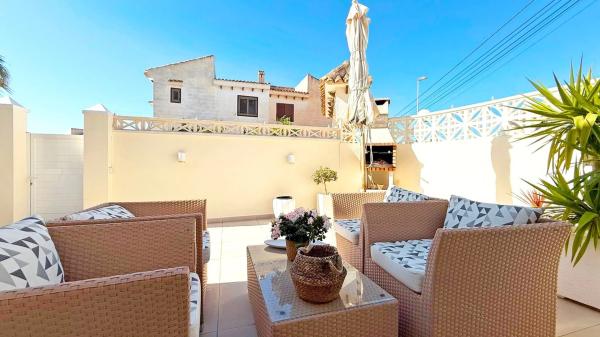 Chalet pareado en calle Afrodites, 2