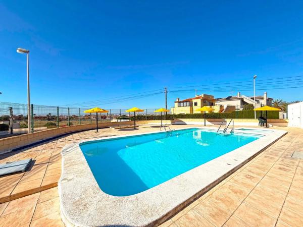 Chalet pareado en calle Afrodites, 2