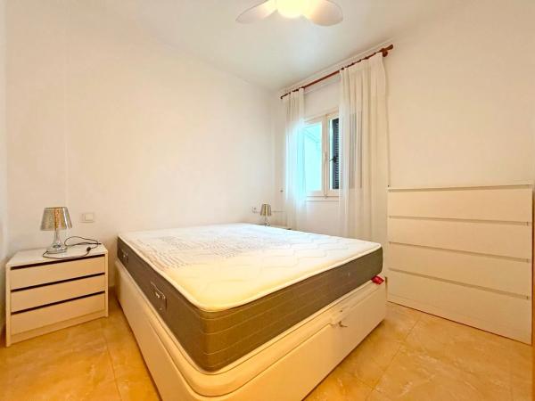 Chalet pareado en calle Afrodites, 2