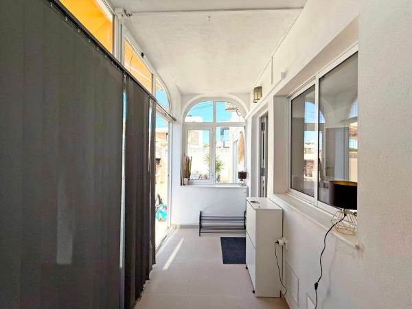 Chalet pareado en calle Afrodites, 2