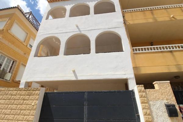 Casa independiente en avenida Alfredo Nobel