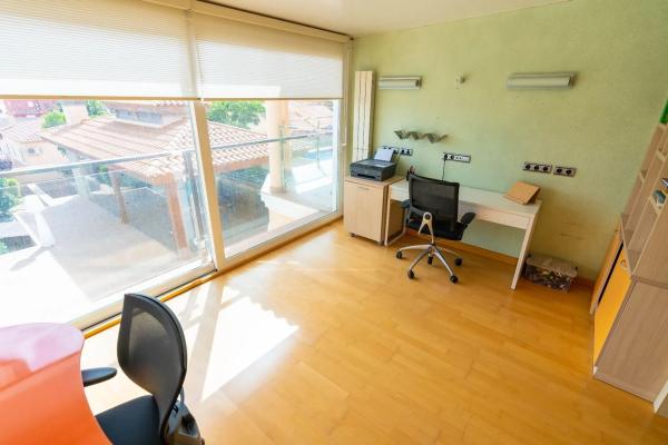 Casa independiente en calle Levante, 28