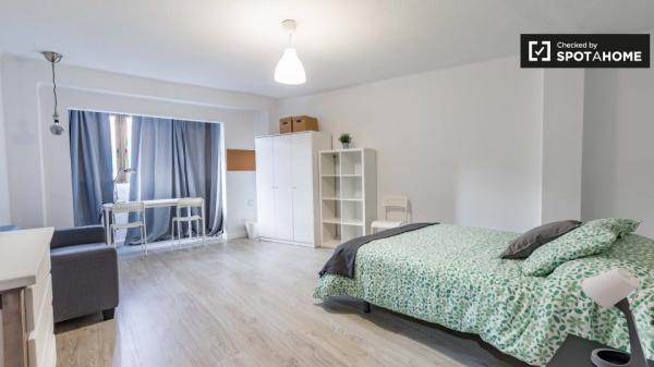 Se alquila habitación individual, apartamento de 5 dormitorios, Camins al Grau