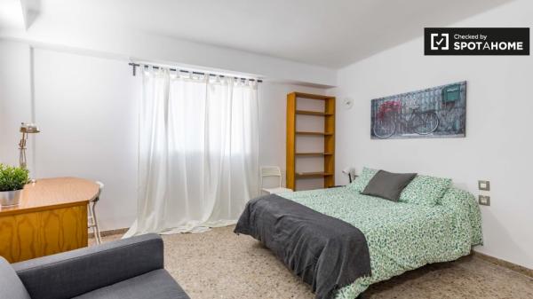 Se alquila habitación individual, apartamento de 5 dormitorios, Camins al Grau