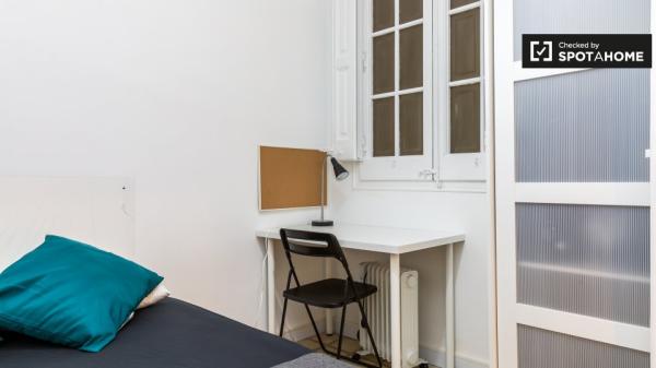 Room for rent in apartment in L'Esquerra de l'Eixample