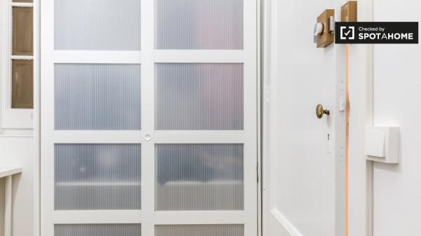 Room for rent in apartment in L'Esquerra de l'Eixample